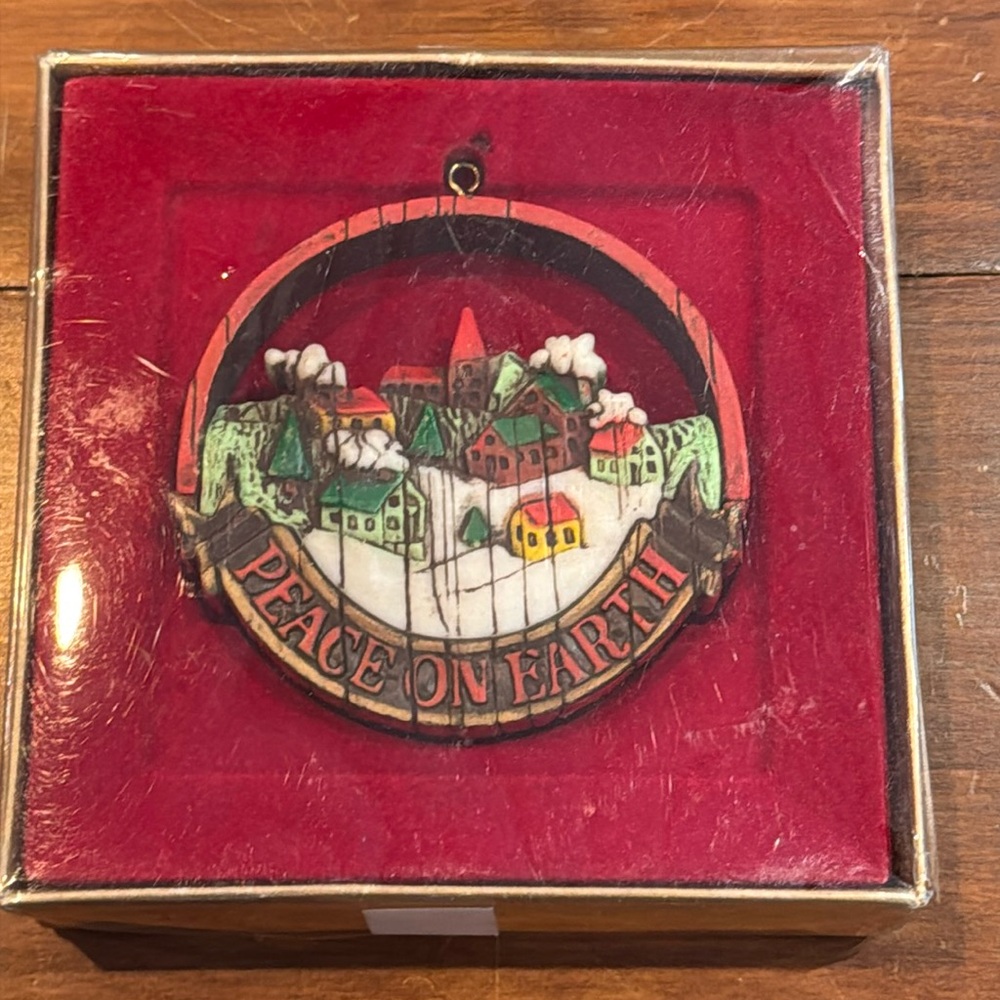 Hallmark Tree Trimmer Christmas Ornament 1976 Peace on Earth Original Box H Kong